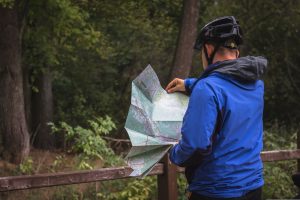 Rowerzysta sprawdza mapę w czasie wycieczki po zielonogórskim Lesie Odrzańskim.