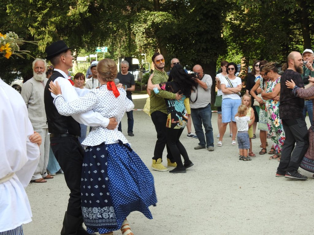 Impreza taneczna w strojach regionalnych w Parku w Starym Kisielinie
