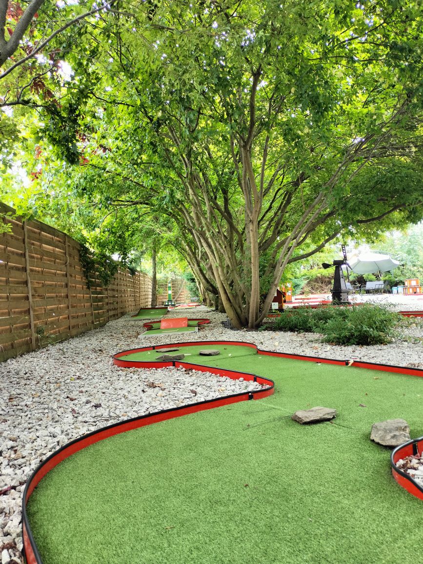 Minigolf pod klonami